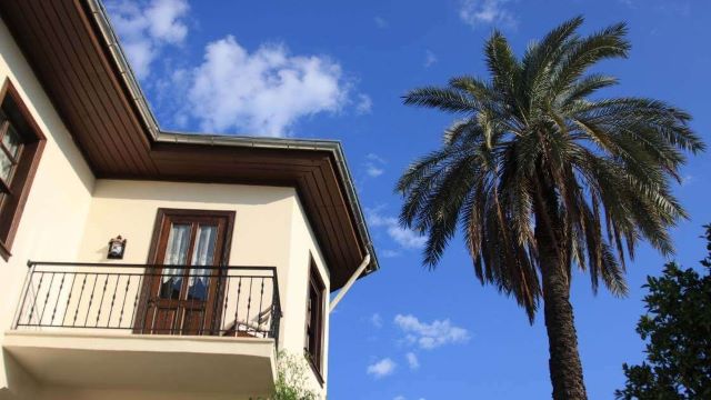 Action-Properties-Menlo-Park-property-exterior