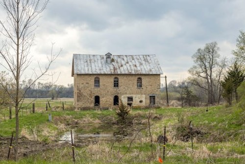 A house in disrepair.